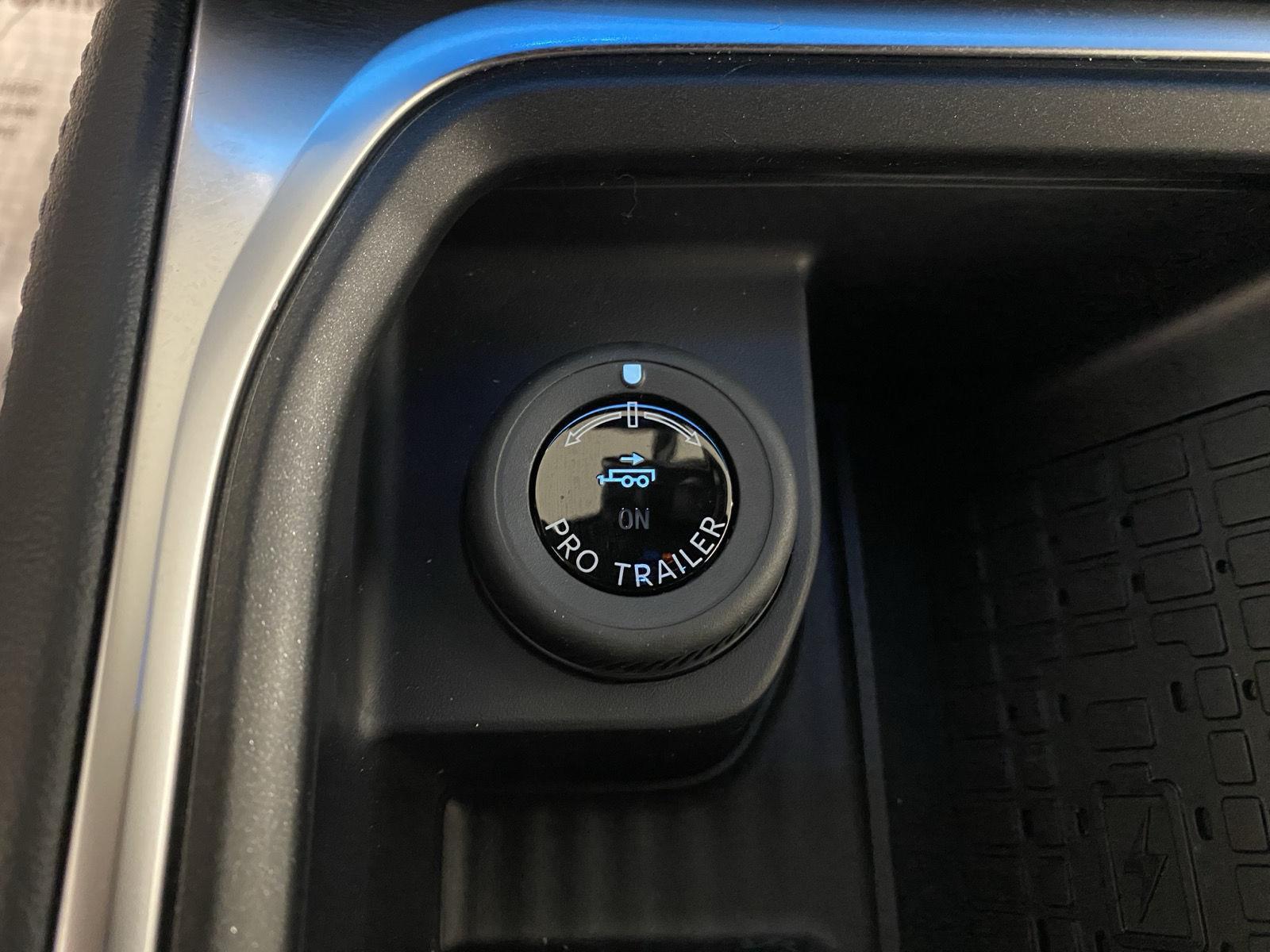 Used 2025 Black Metallic Ford Platinum image 23