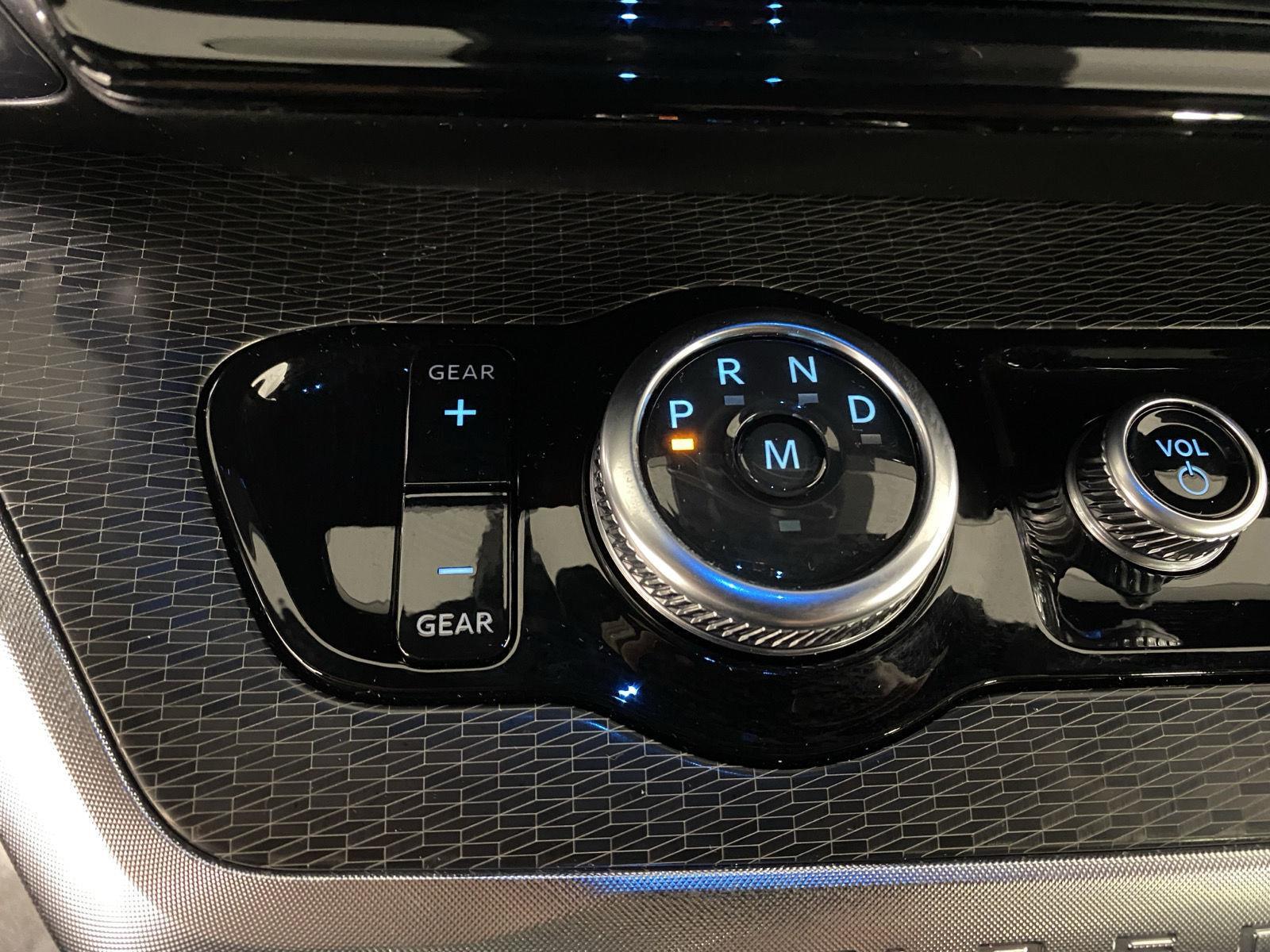 Used 2025 Black Metallic Ford Platinum image 24