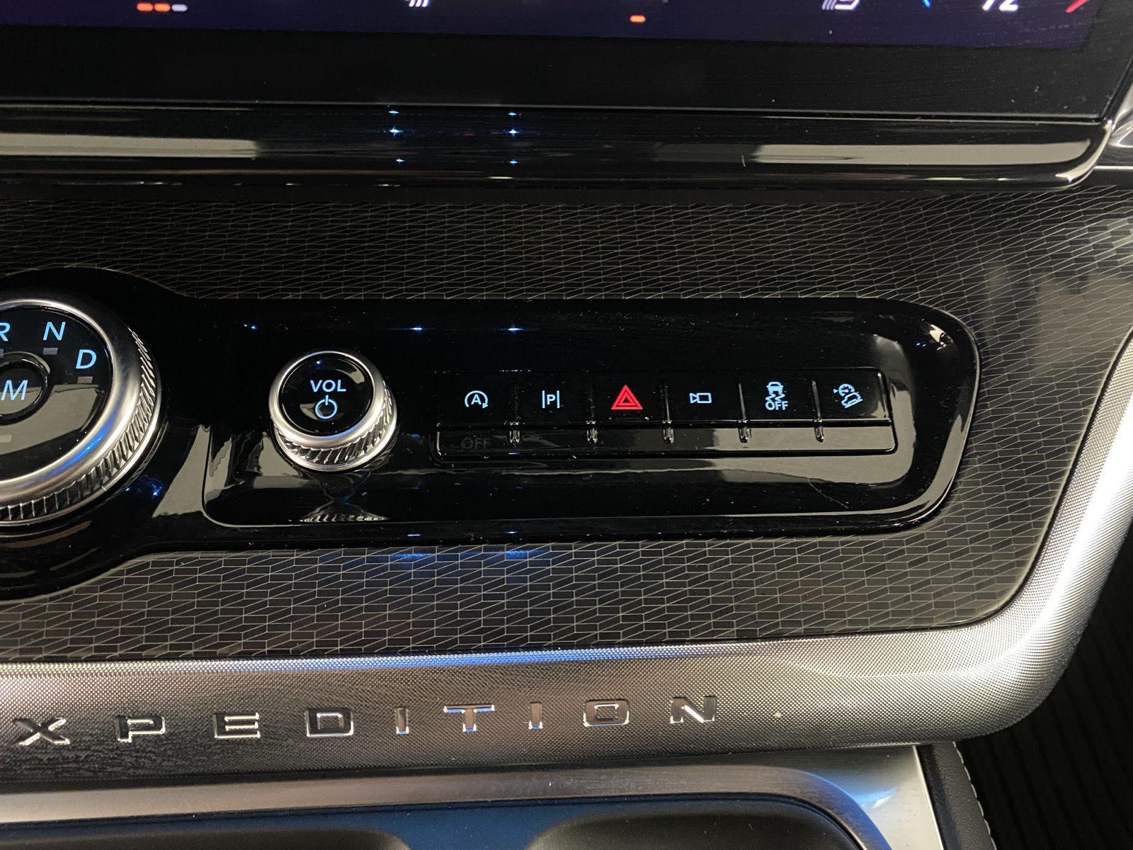 Used 2025 Black Metallic Ford Platinum image 25