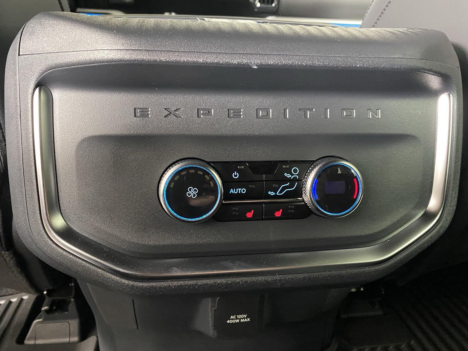 Used 2025 Black Metallic Ford Platinum image 30