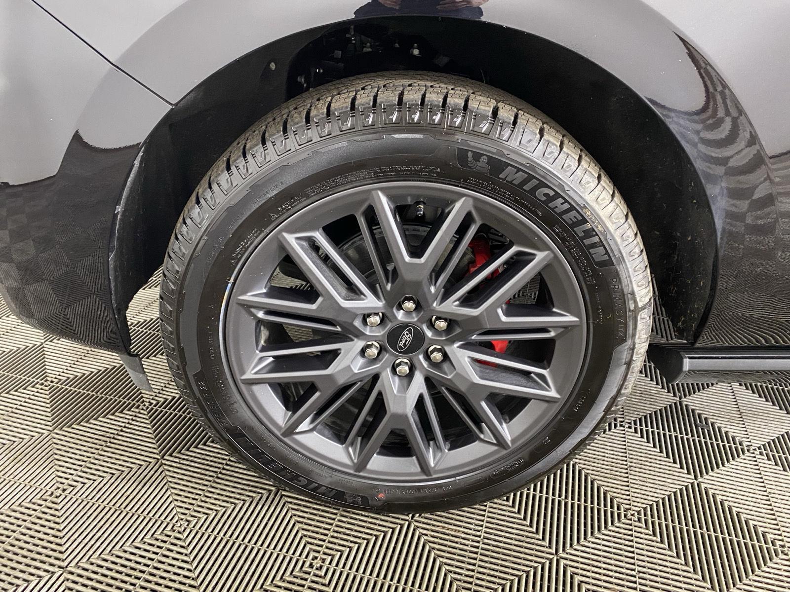 Used 2025 Black Metallic Ford Platinum image 31