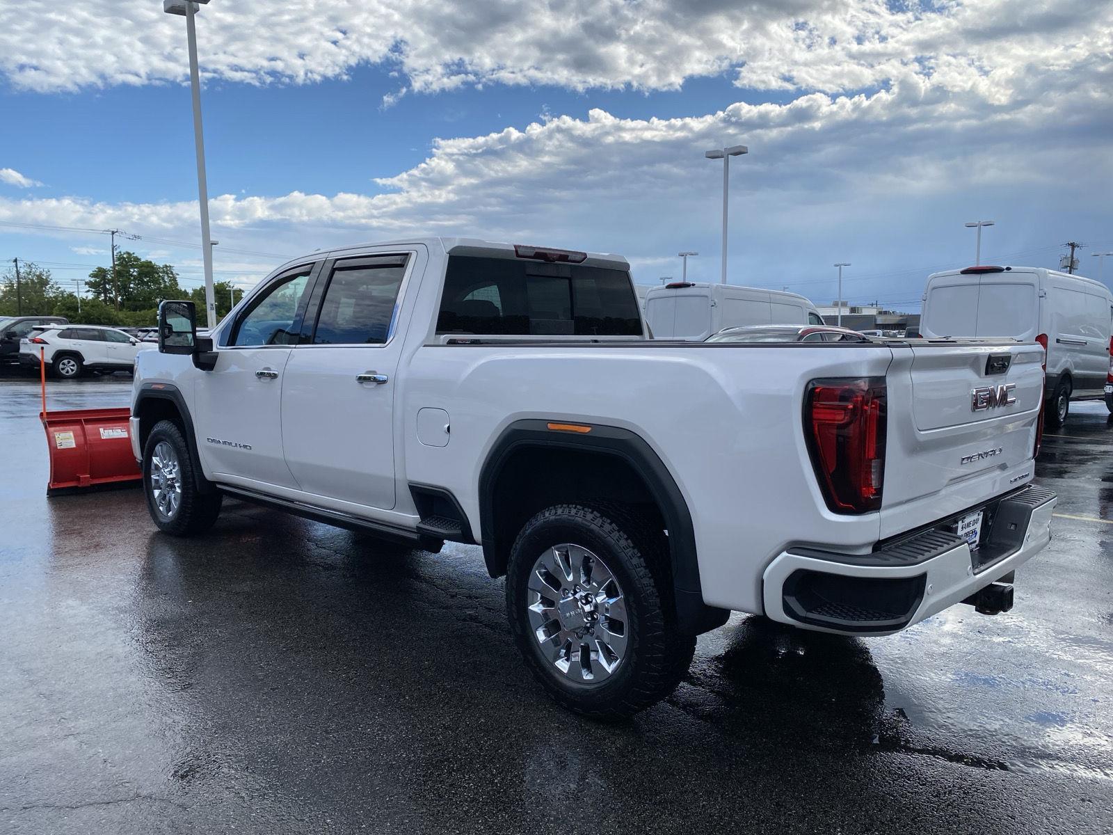 Used 2021 White Frost GMC Denali image 5