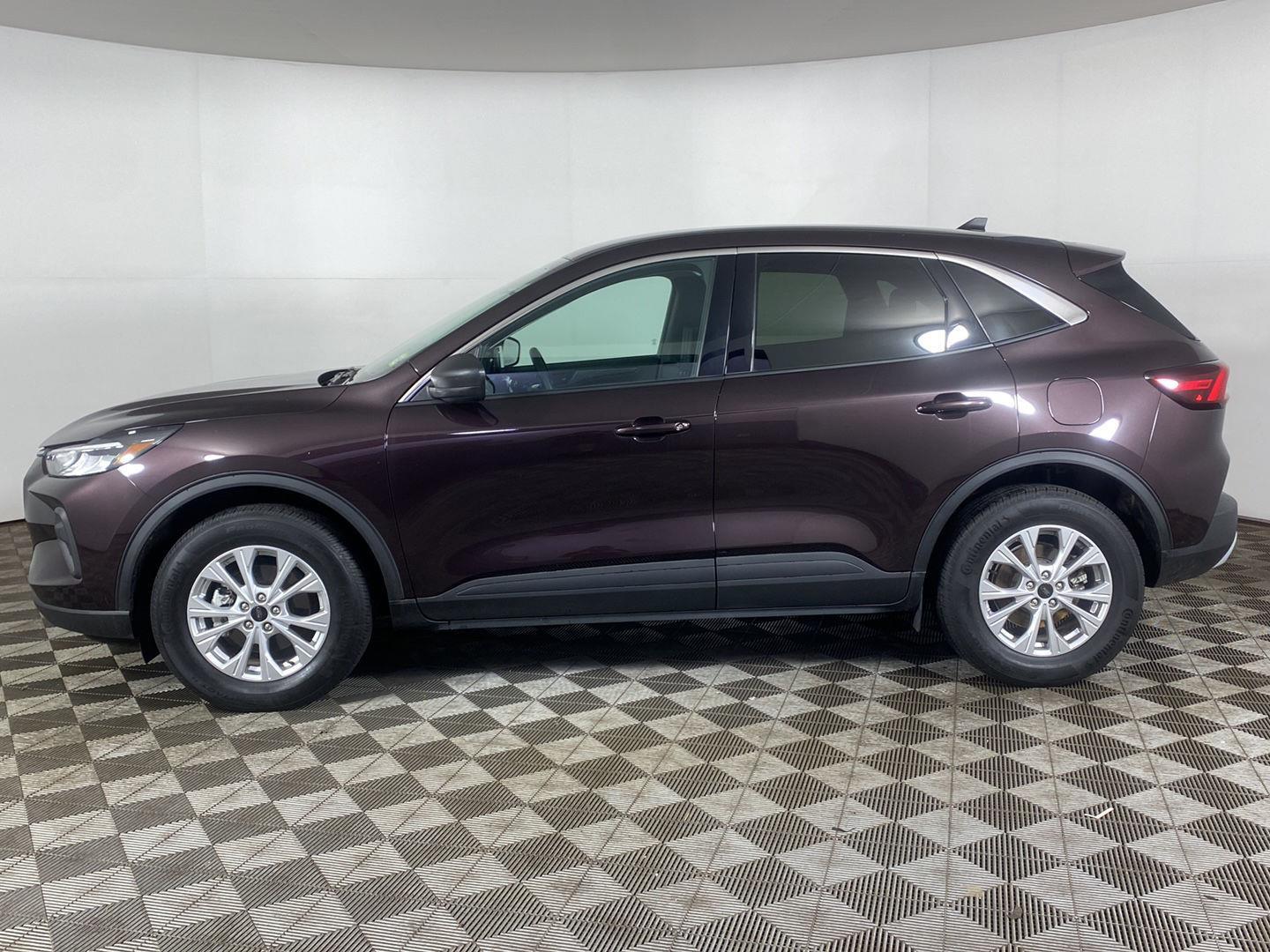 Used 2023 Cinnabar Red Ford Active image 27