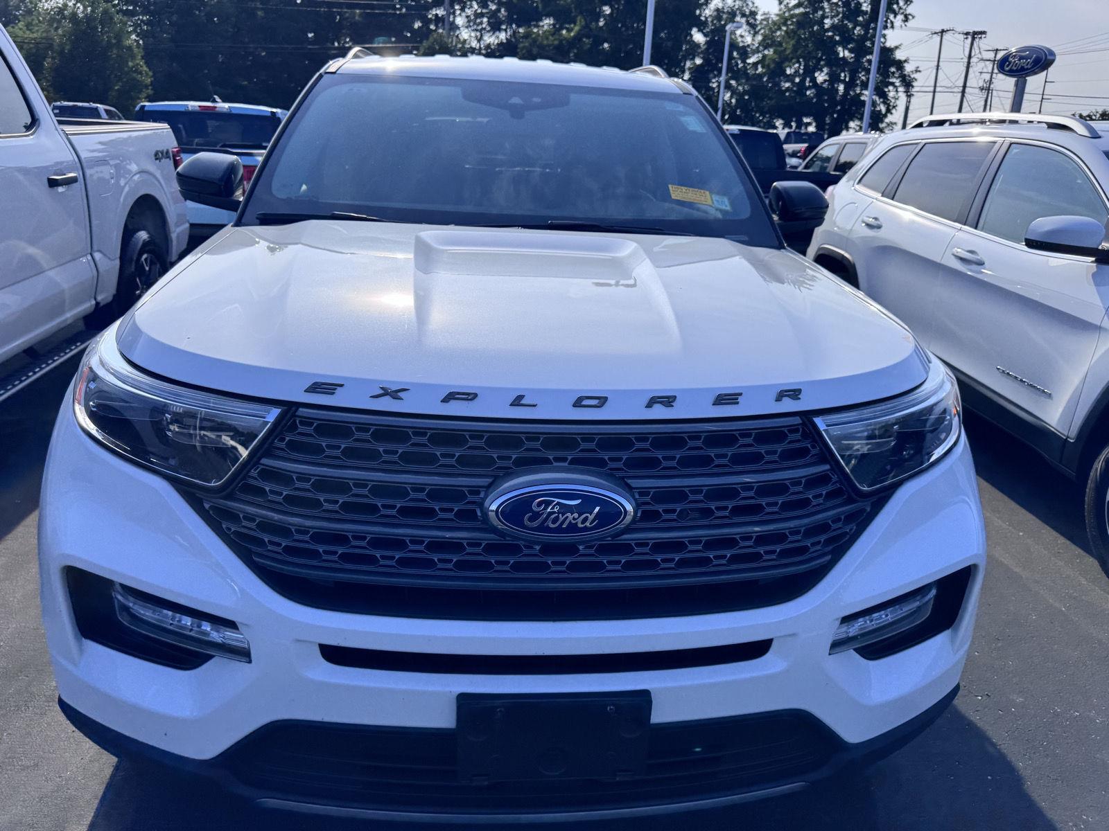 Used 2023 Star White Metallic Tri-Coat Ford XLT image 2