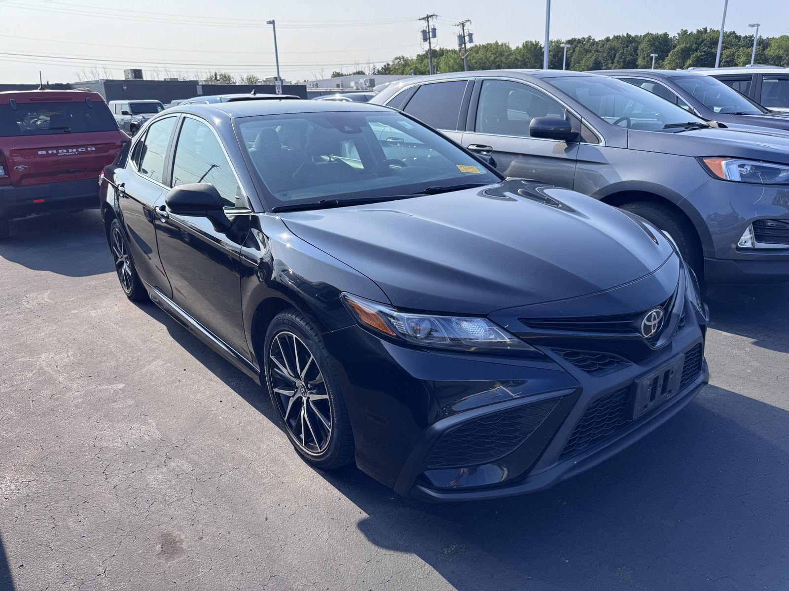 Used 2021 Midnight Black Metallic Toyota SE image 3