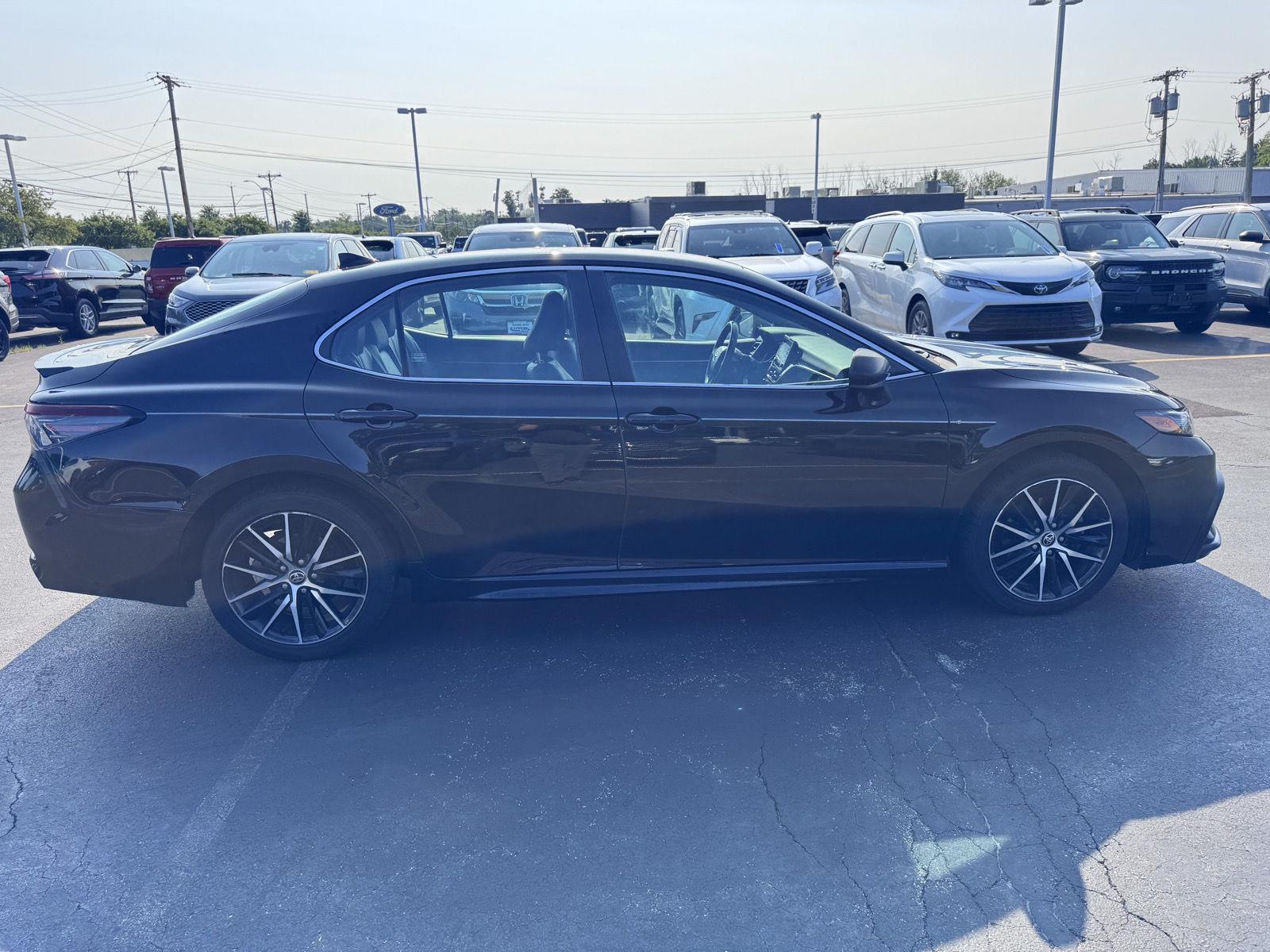 Used 2021 Midnight Black Metallic Toyota SE image 4