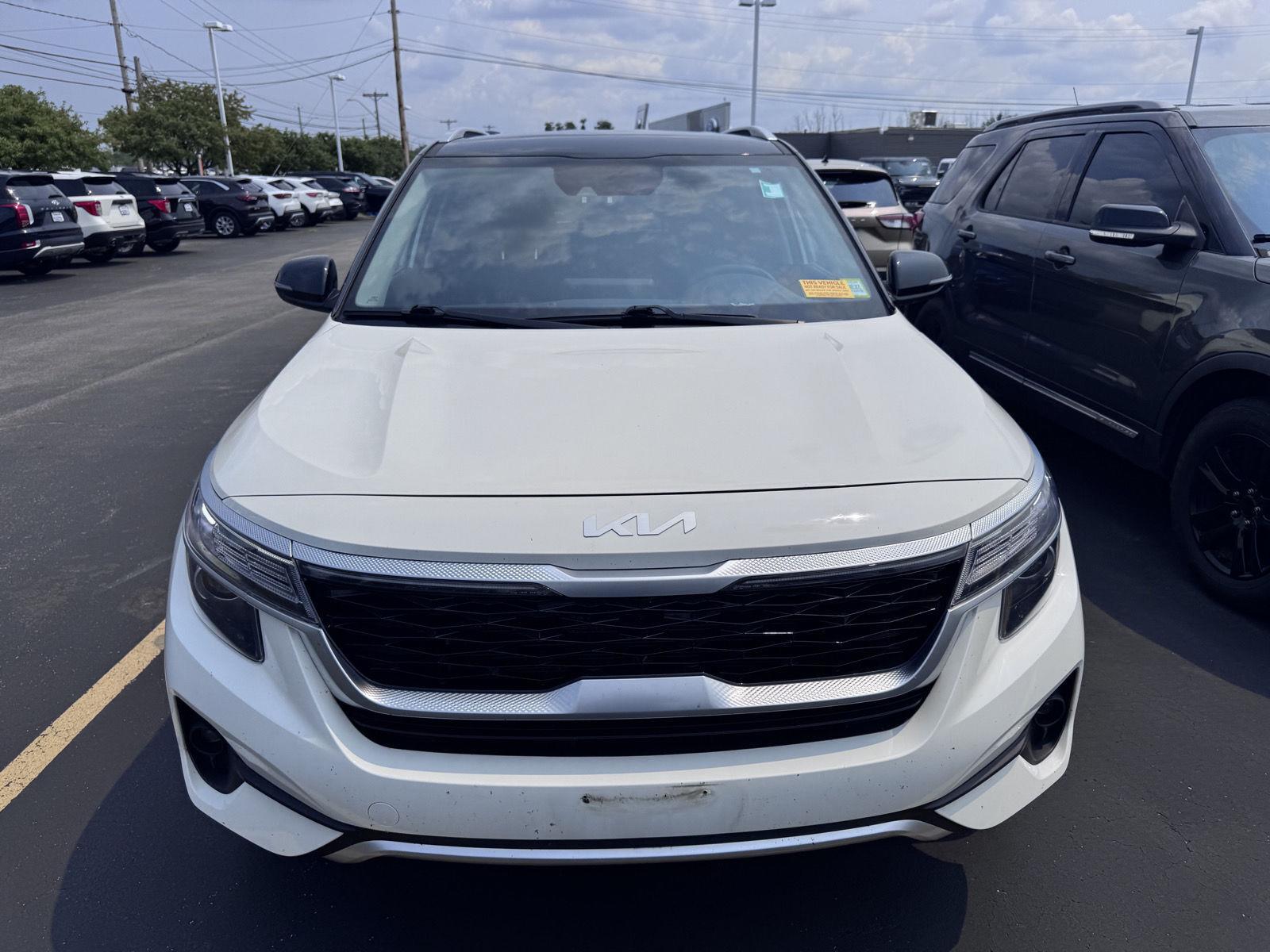 Used 2022 Clear White/Black Roof Kia S image 2