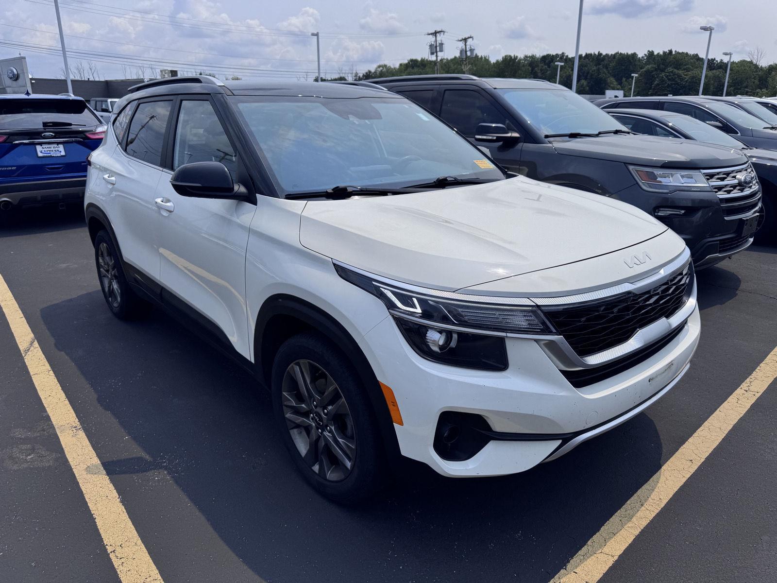 Used 2022 Clear White/Black Roof Kia S image 3