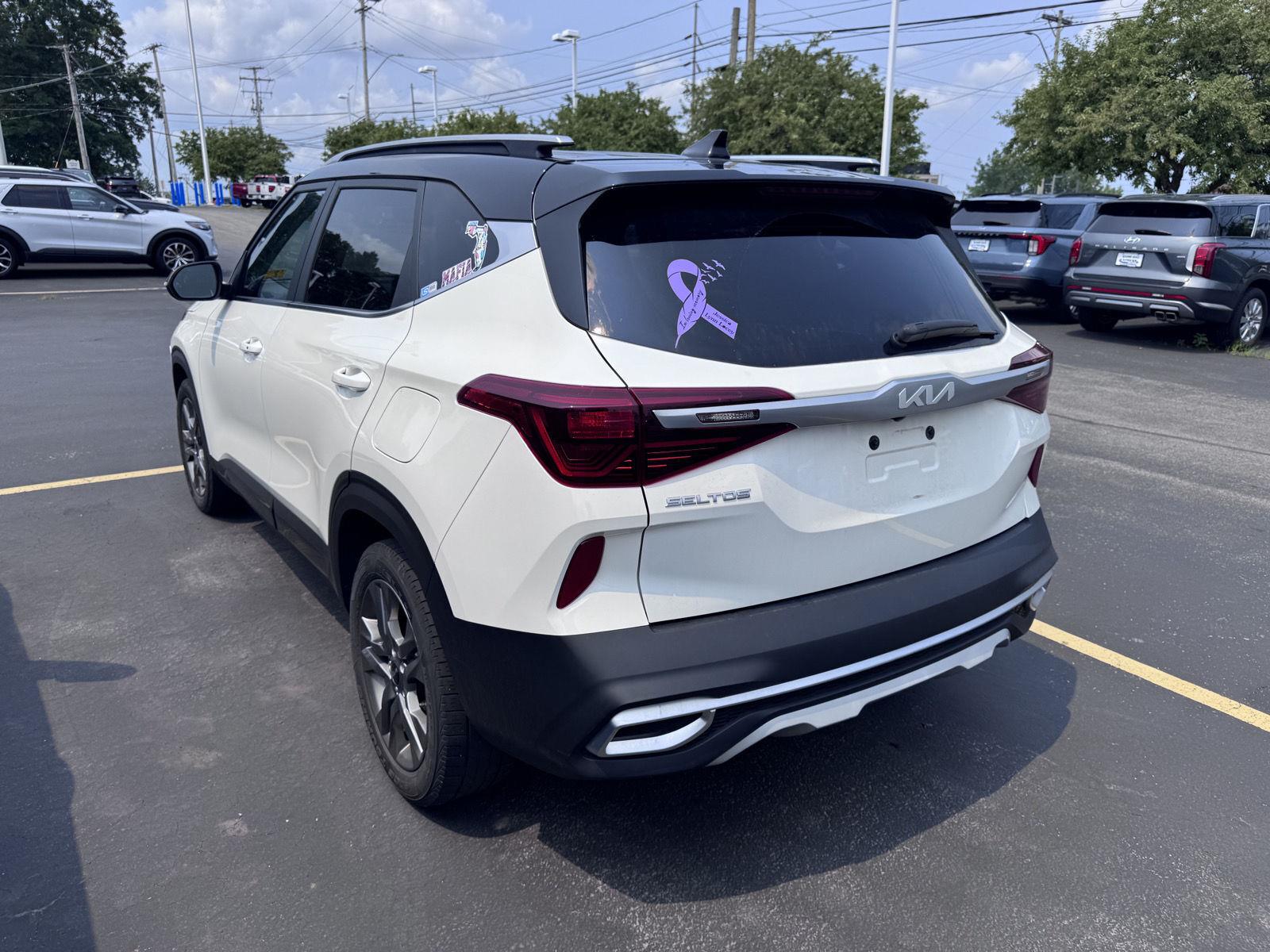 Used 2022 Clear White/Black Roof Kia S image 6