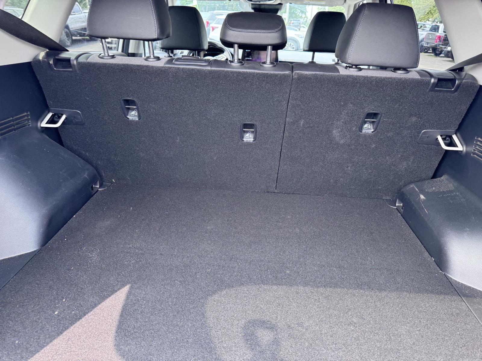 Used 2022 Clear White/Black Roof Kia S image 7