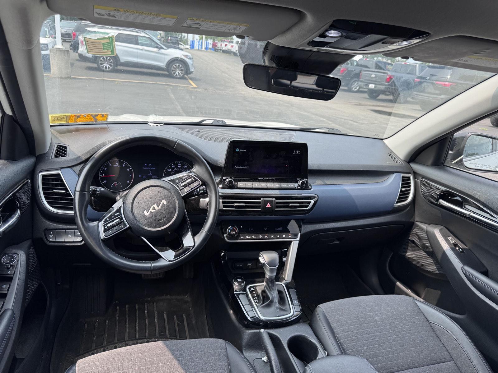 Used 2022 Clear White/Black Roof Kia S image 10