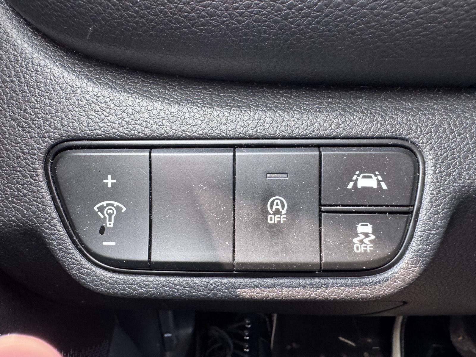 Used 2022 Clear White/Black Roof Kia S image 12