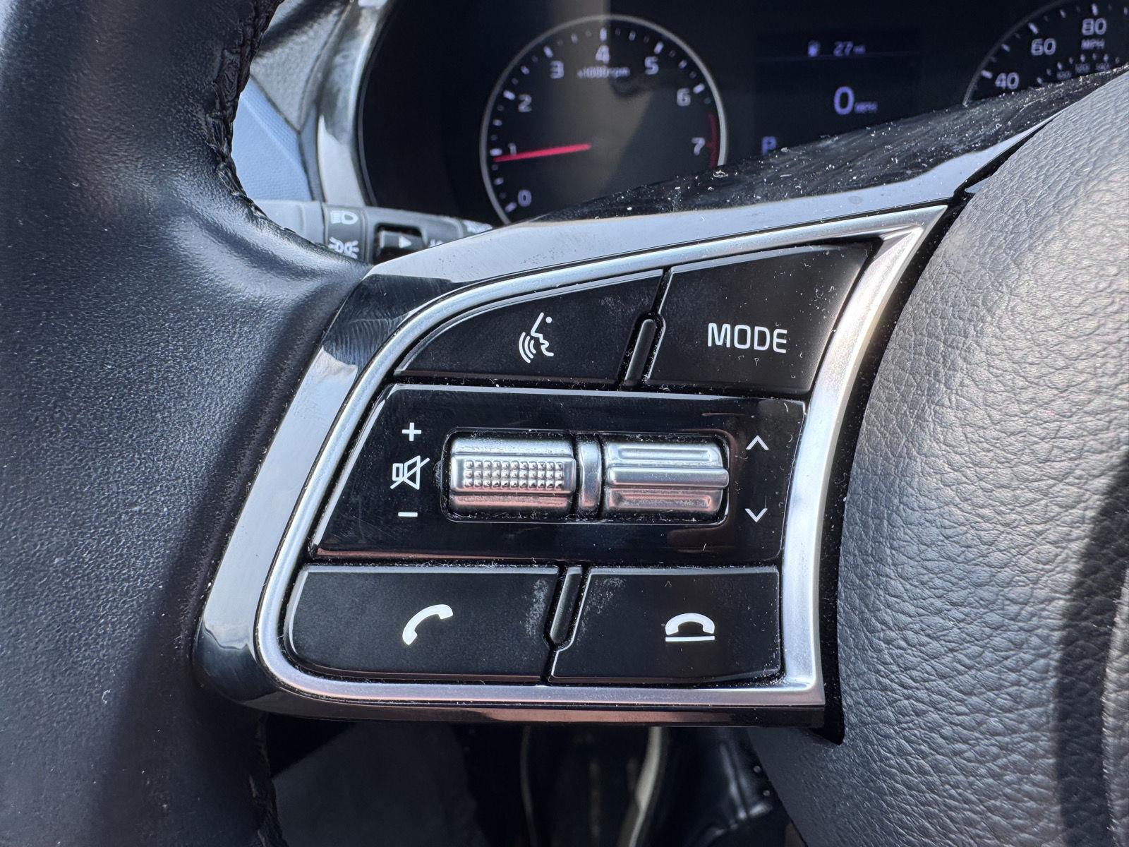 Used 2022 Clear White/Black Roof Kia S image 16