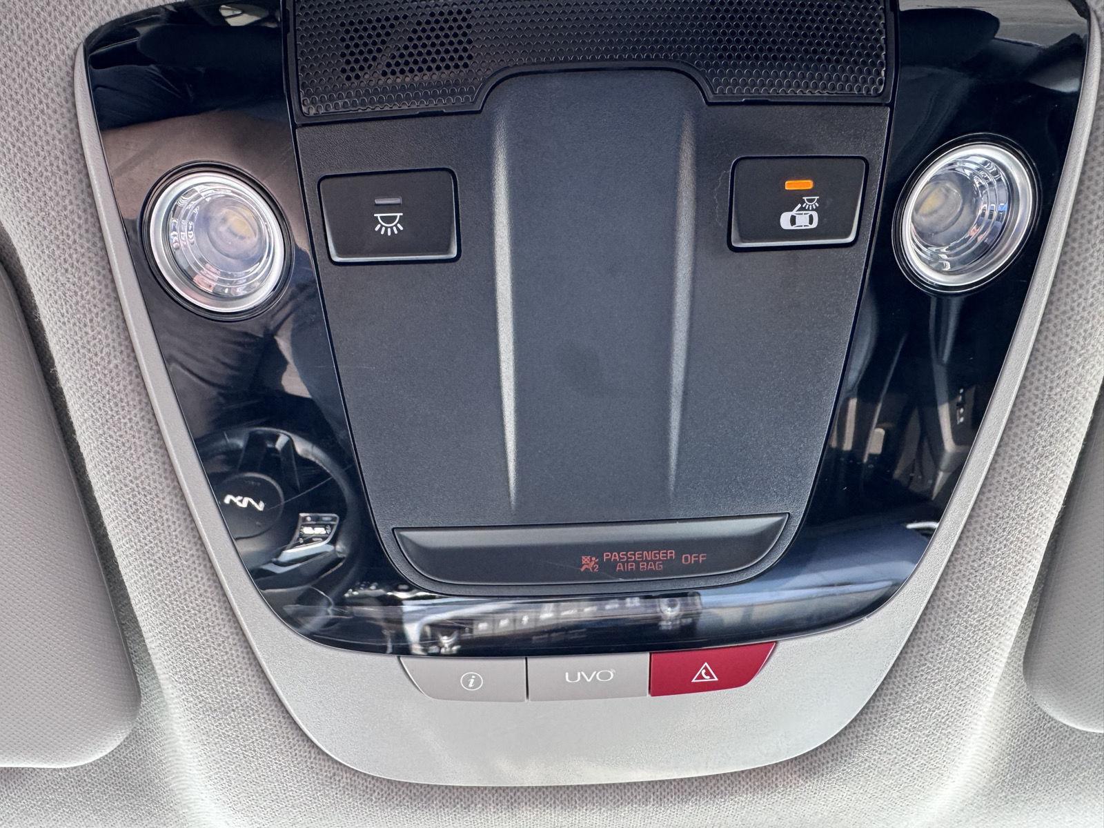 Used 2022 Clear White/Black Roof Kia S image 18