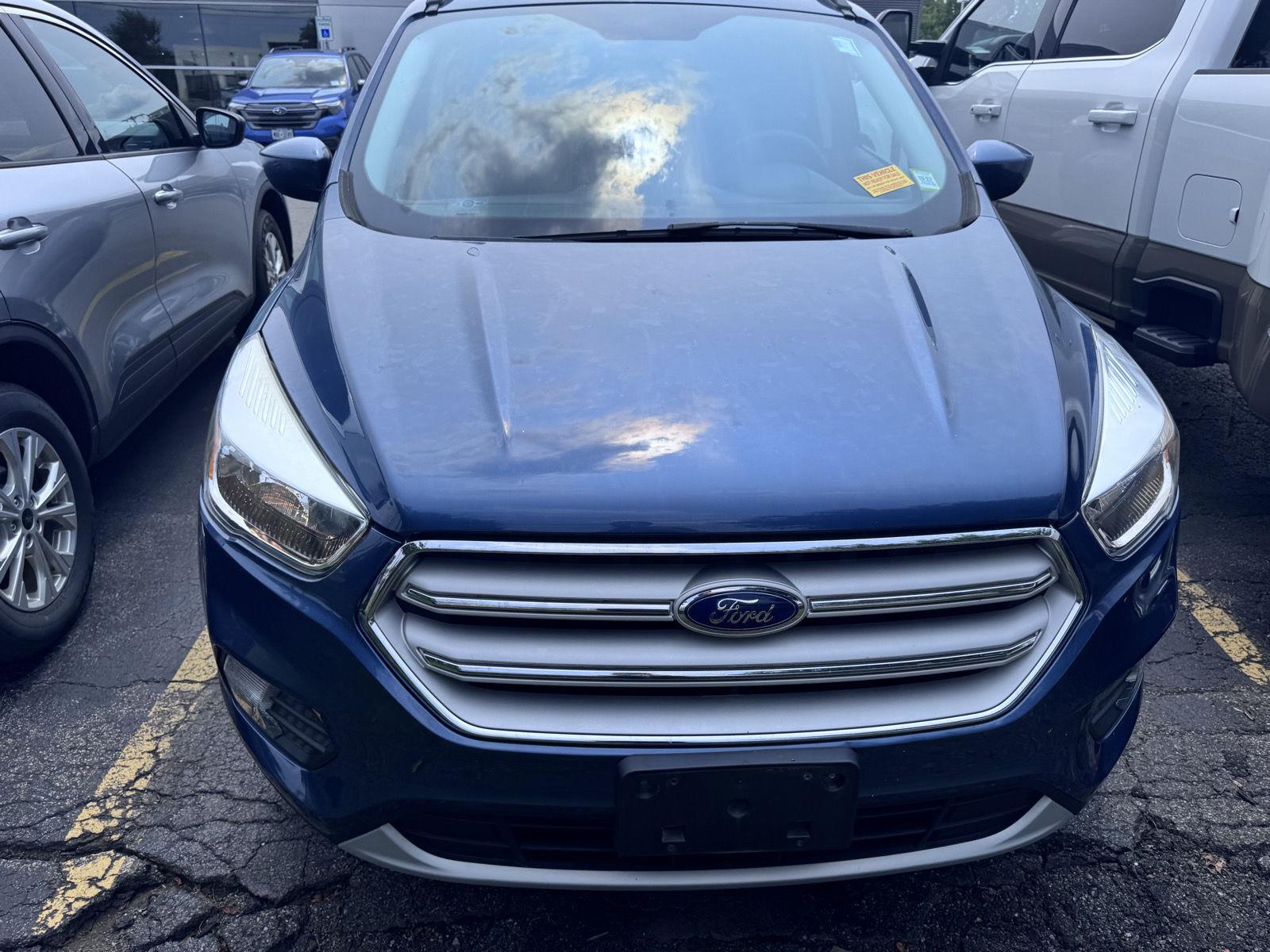 Used 2018 Blue Ford SE image 2