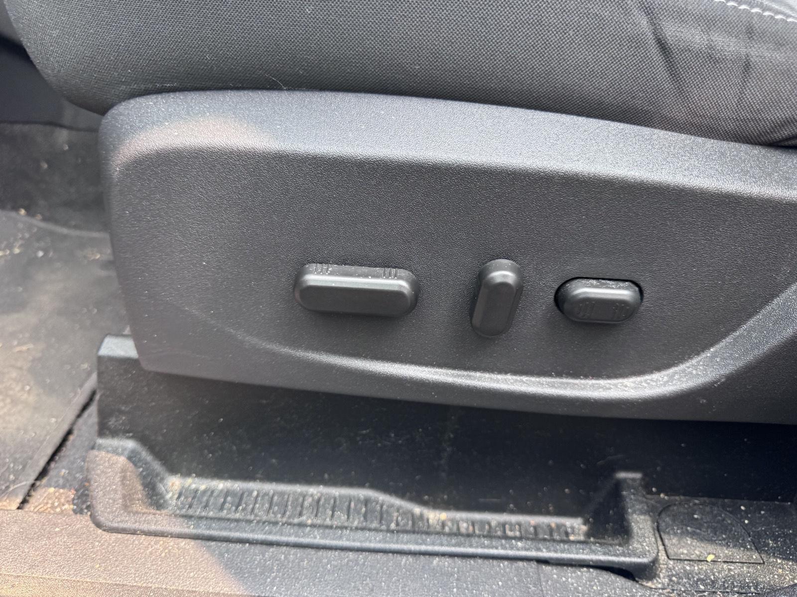 Used 2018 Blue Ford SE image 12