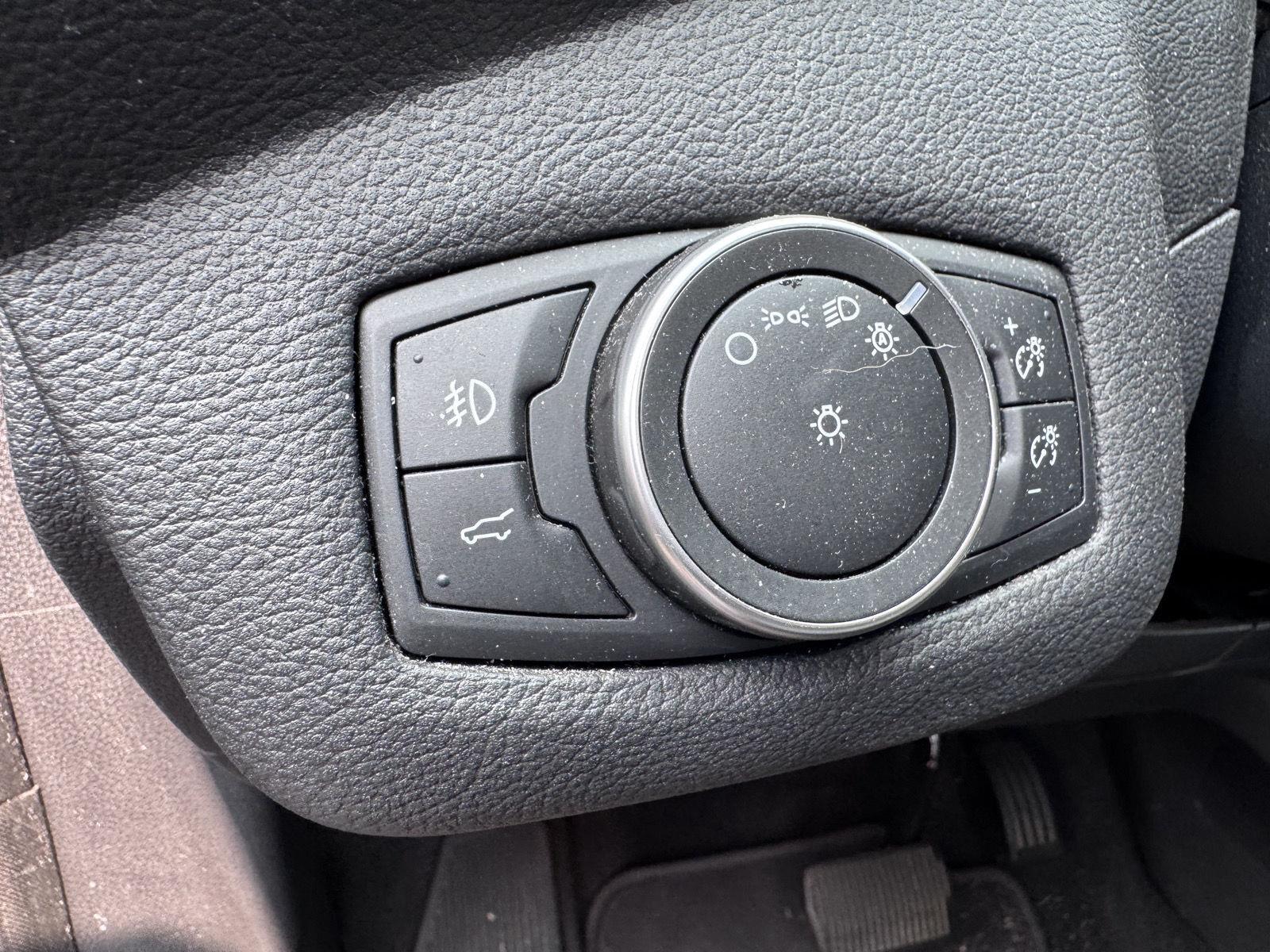 Used 2018 Blue Ford SE image 13