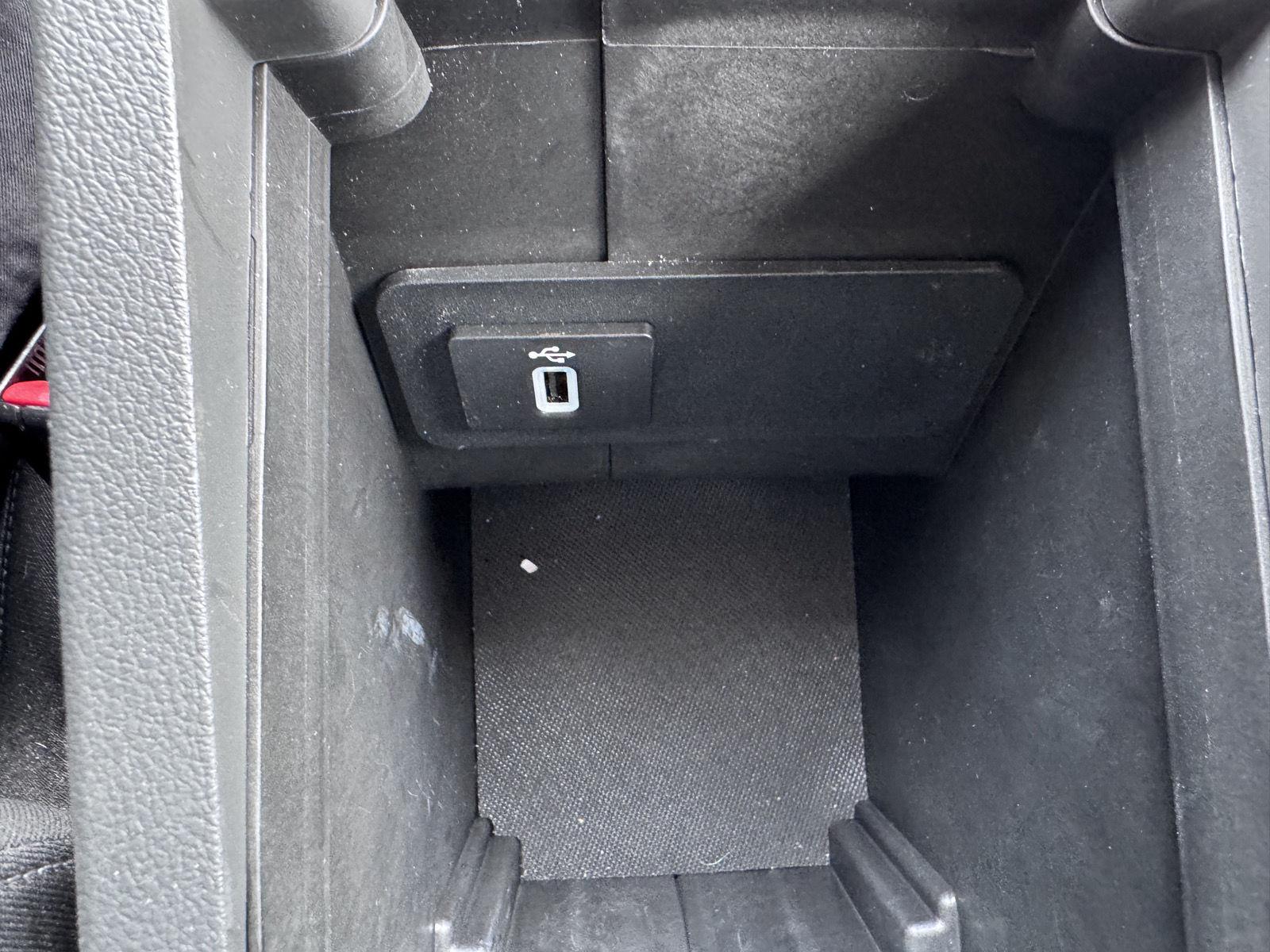 Used 2018 Blue Ford SE image 17
