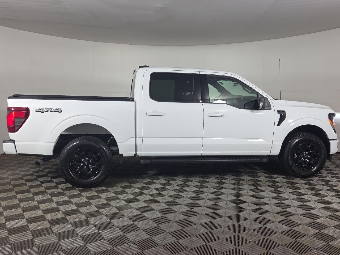 Used 2024 Oxford White Ford XLT image 22