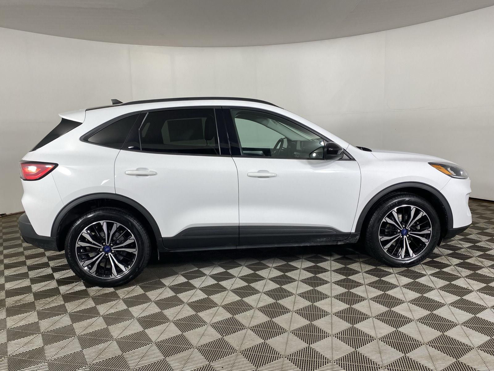 Used 2022 Oxford White Ford SE Hybrid image 8
