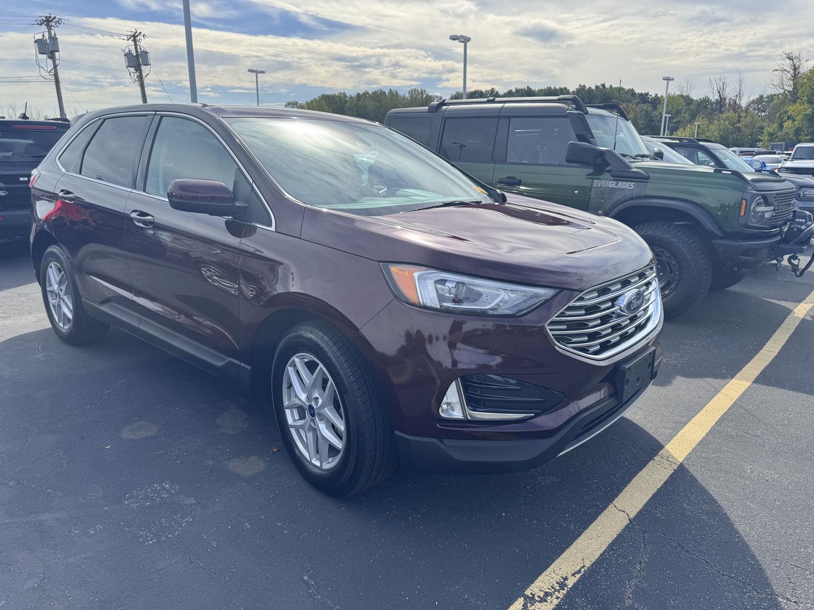 Used 2022 Burgundy Velvet Metallic Tinted Clearcoat Ford SEL image 3