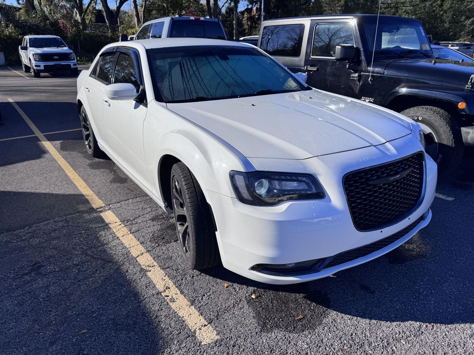 Used 2019 Wh Chrysler  image 2