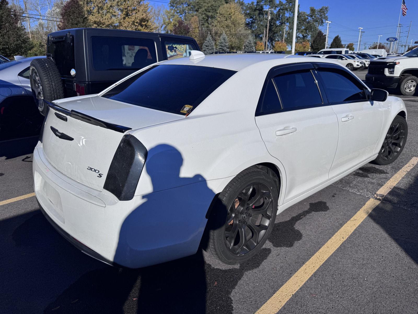 Used 2019 Wh Chrysler  image 3