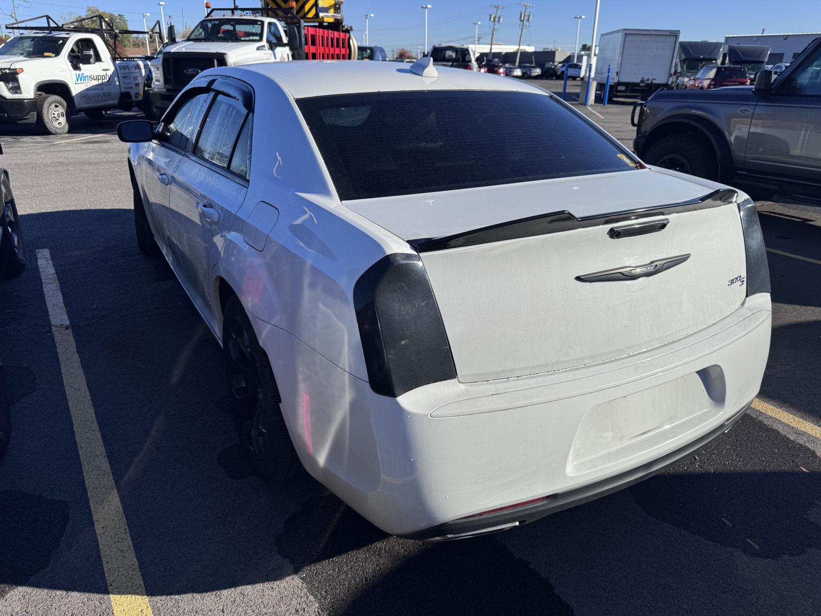 Used 2019 Wh Chrysler  image 4