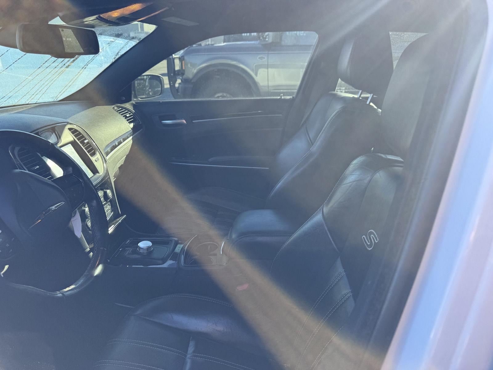 Used 2019 Wh Chrysler  image 5
