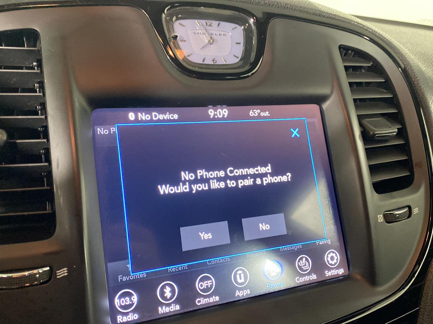Used 2019 Wh Chrysler  image 2