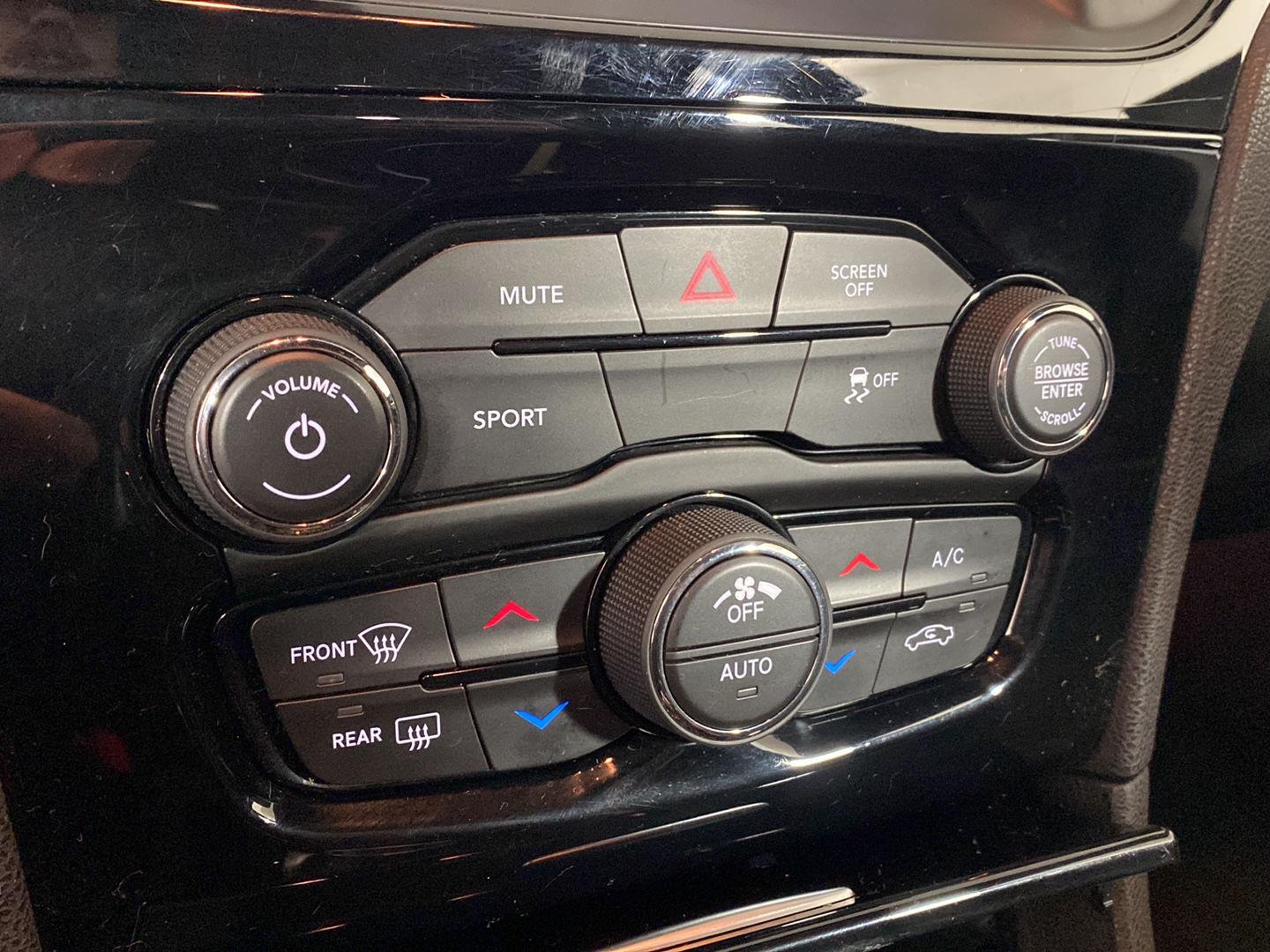 Used 2019 Wh Chrysler  image 3