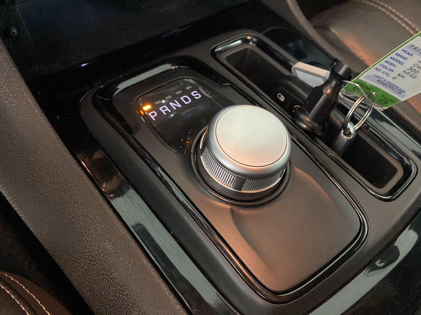 Used 2019 Wh Chrysler  image 4