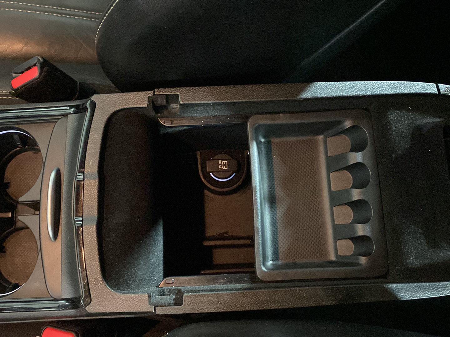Used 2019 Wh Chrysler  image 5