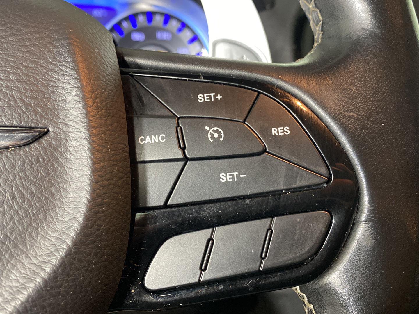 Used 2019 Wh Chrysler  image 7