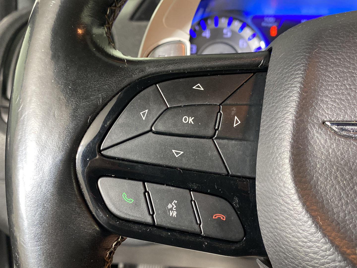 Used 2019 Wh Chrysler  image 8