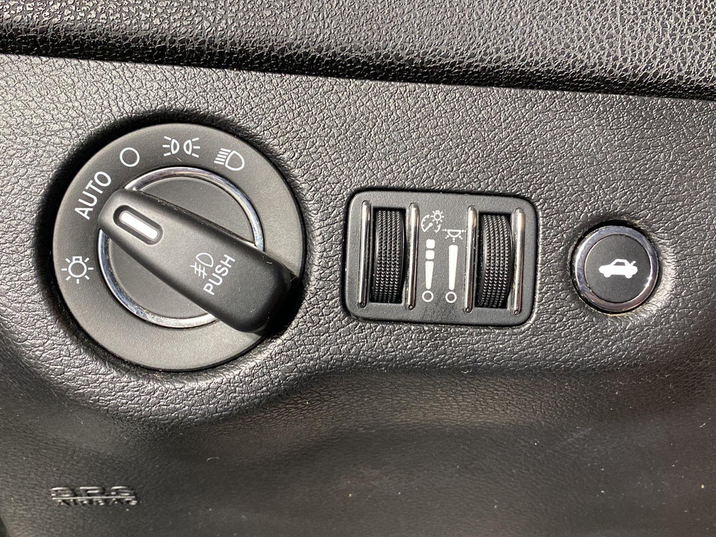 Used 2019 Wh Chrysler  image 9