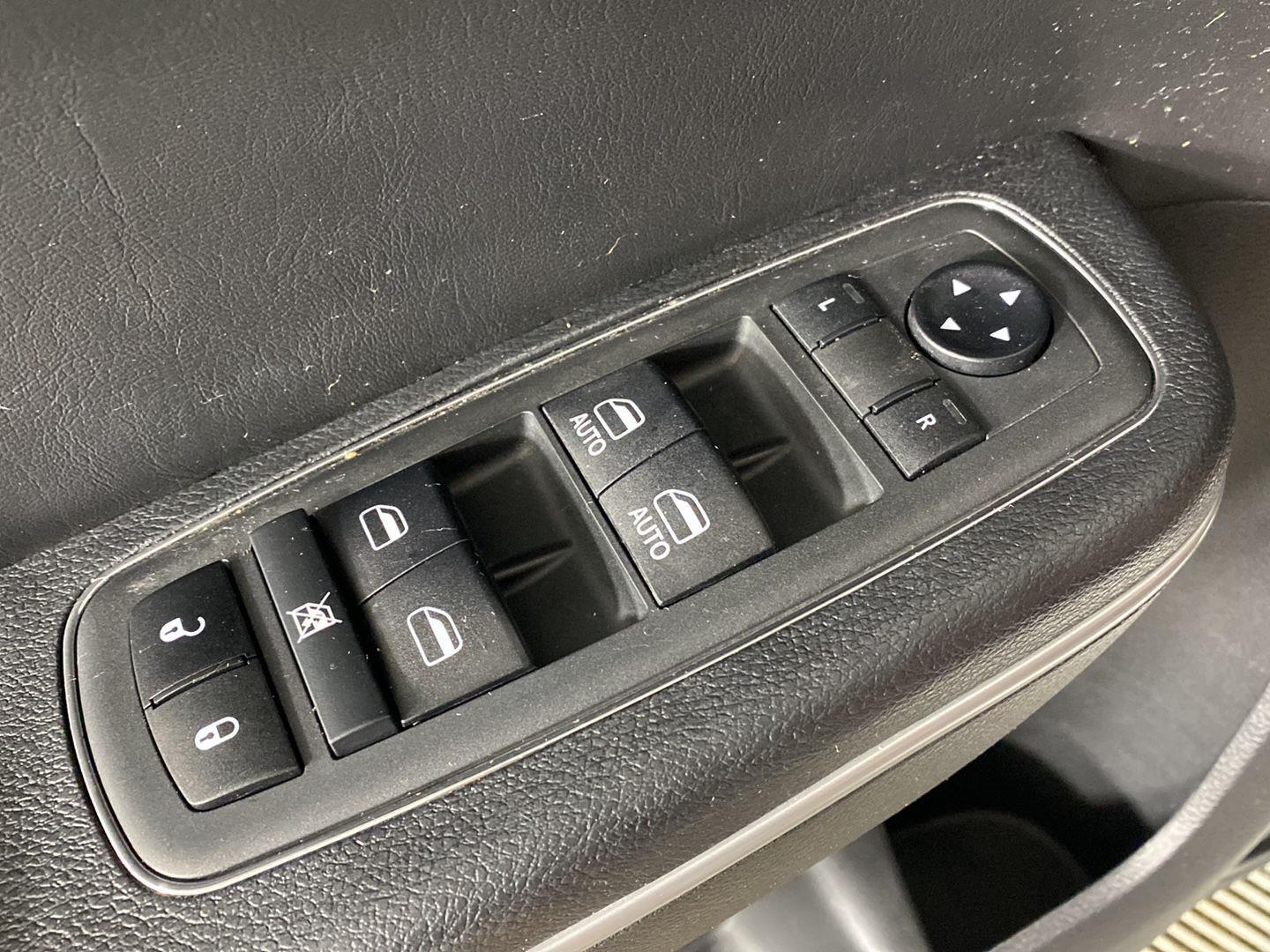 Used 2019 Wh Chrysler  image 10