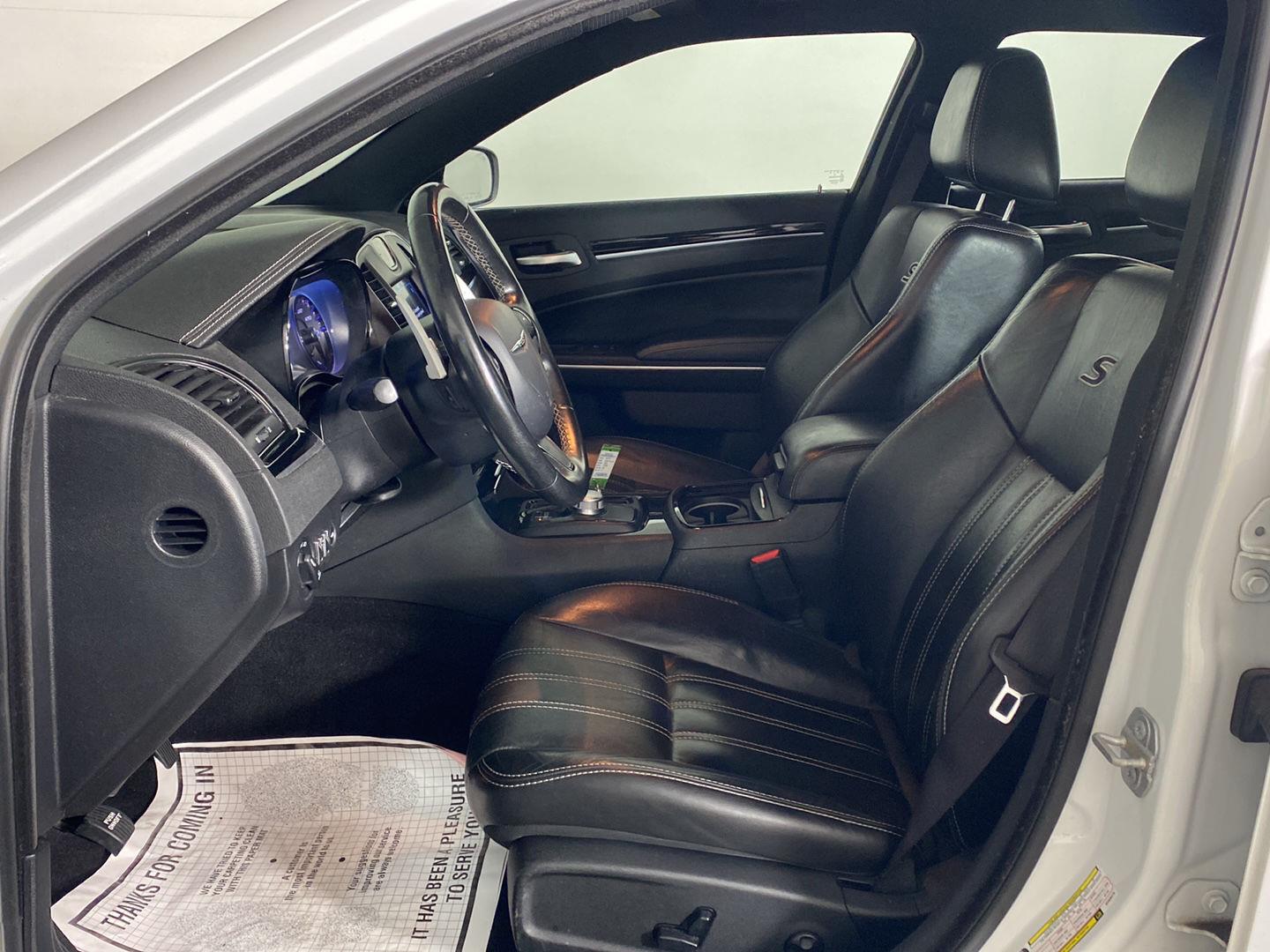 Used 2019 Wh Chrysler  image 11