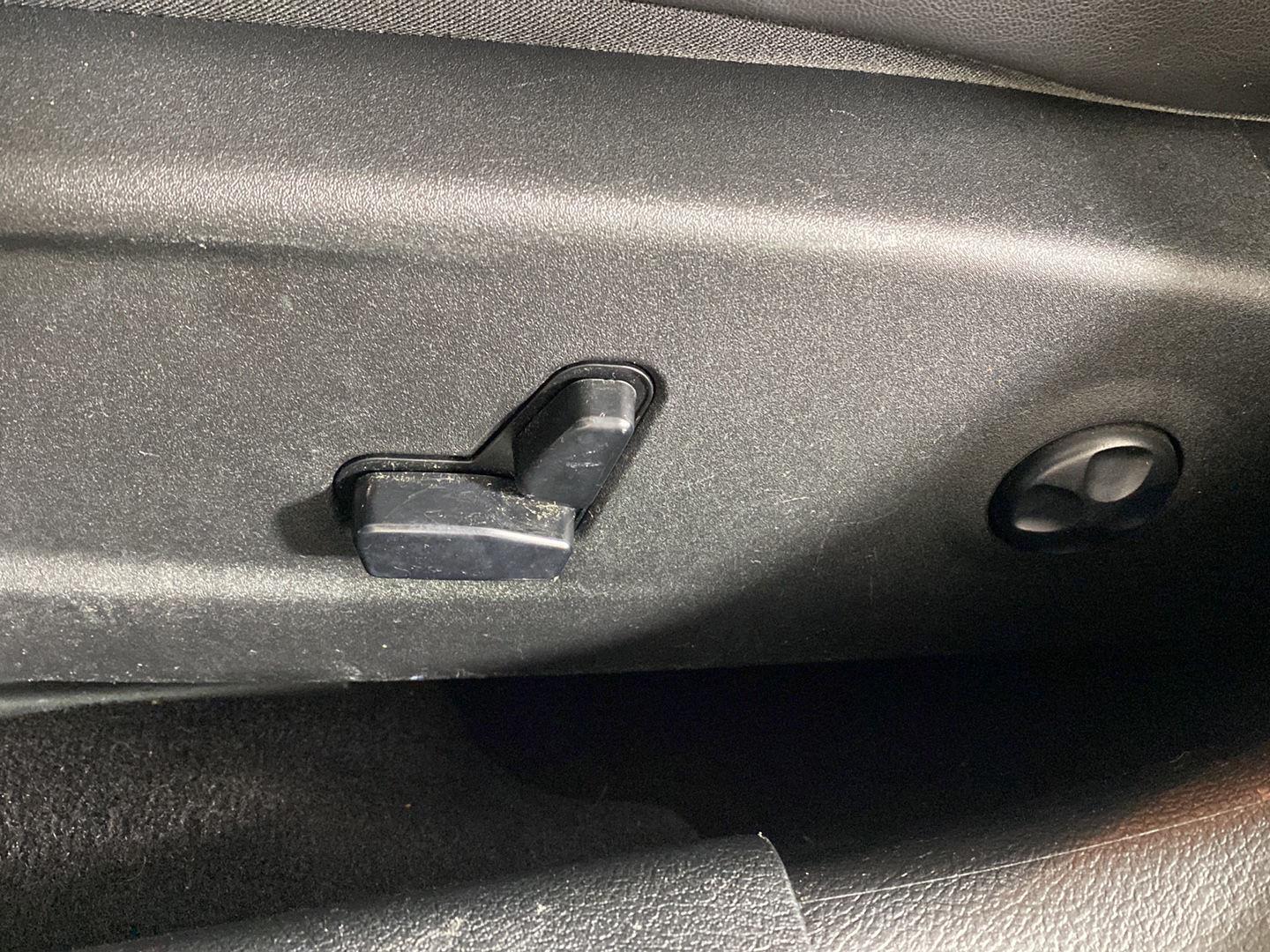 Used 2019 Wh Chrysler  image 12