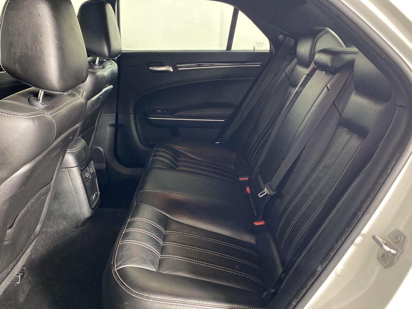 Used 2019 Wh Chrysler  image 13