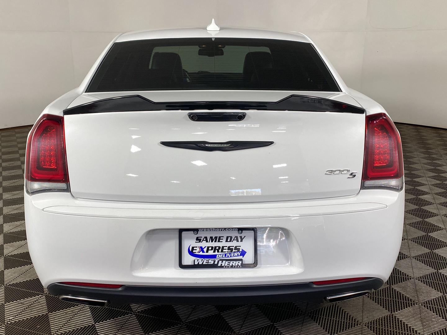 Used 2019 Wh Chrysler  image 17