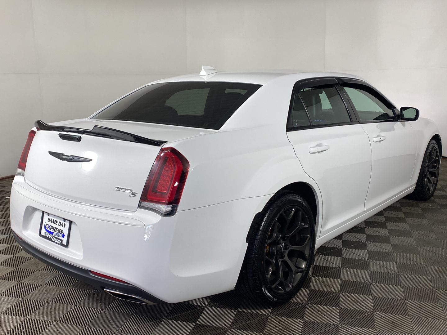 Used 2019 Wh Chrysler  image 18