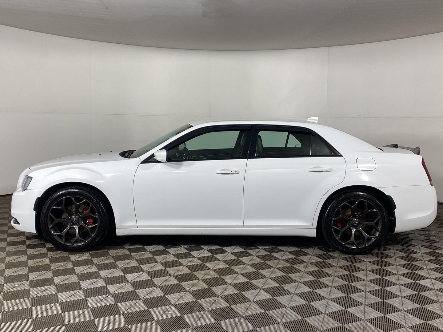 Used 2019 Wh Chrysler  image 24