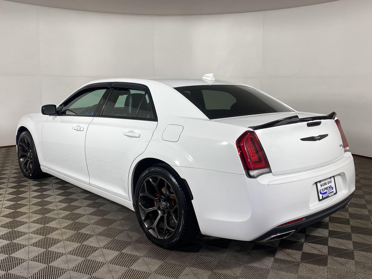 Used 2019 Wh Chrysler  image 25