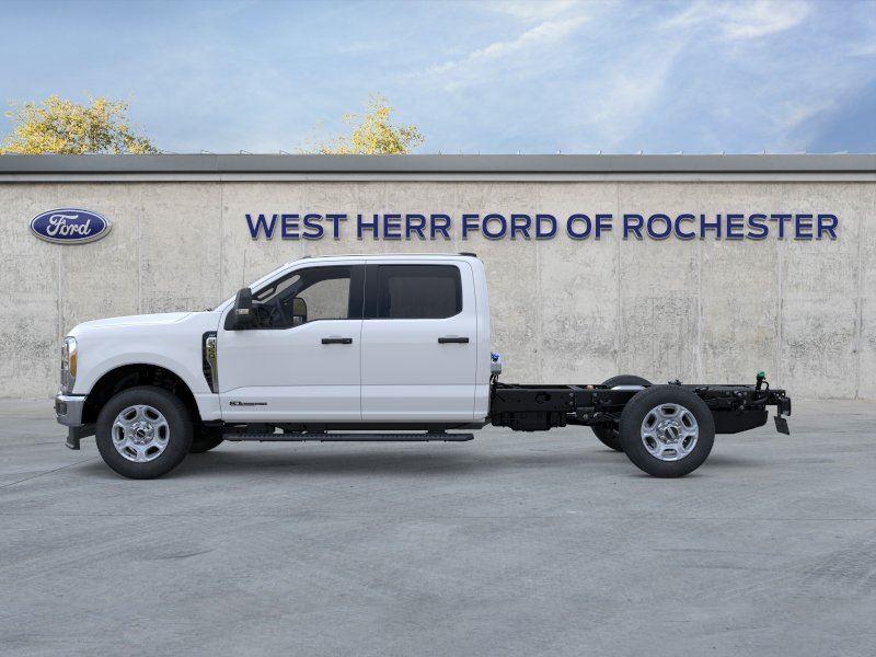 New 2026 Oxford White Ford XLT image 4