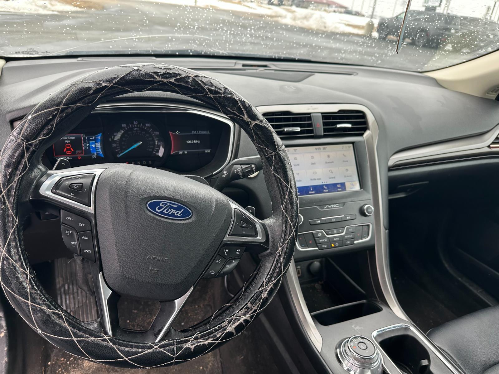 Used 2019 Blue Ford SEL image 9