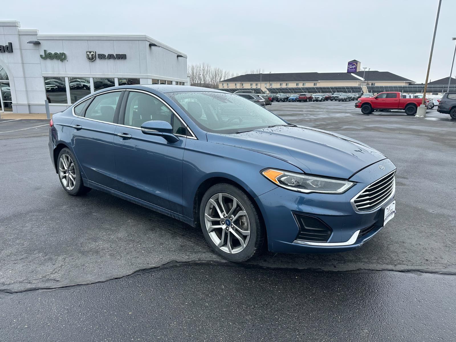 Used 2019 Blue Ford SEL image 3