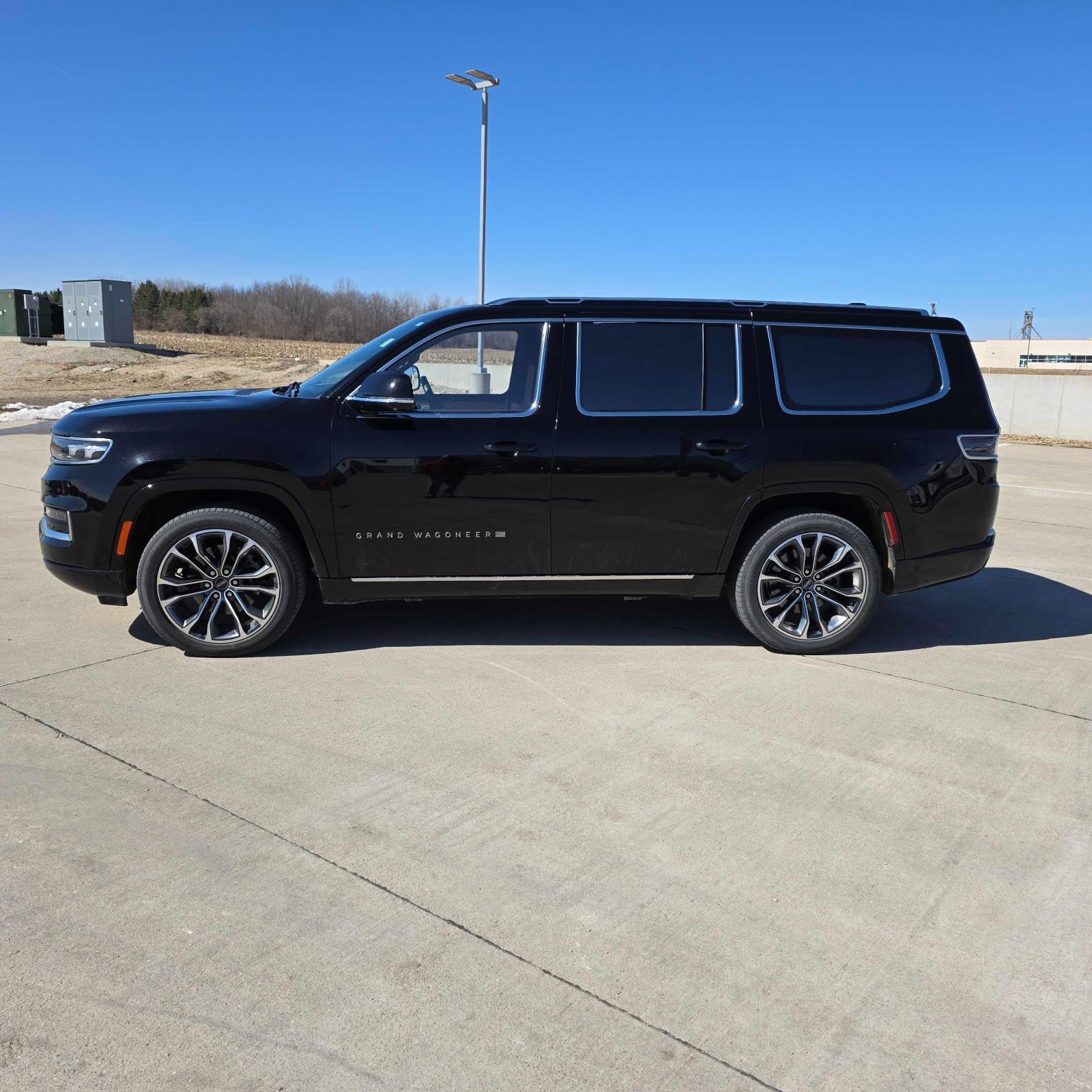 Diamond Black Crystal Pearlcoat 2022 Jeep Grand Wagoneer Series III 4WD SUV / Crossover Four-Wheel Drive 8-Speed Automatic