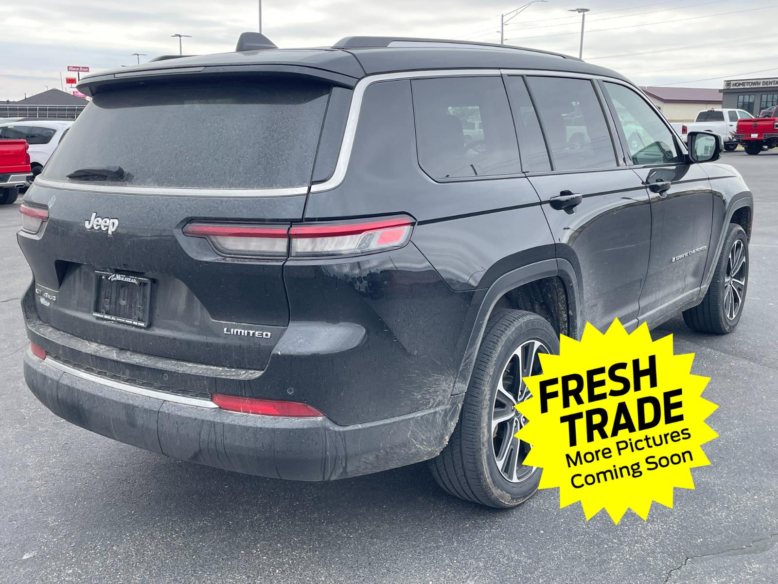 Used 2022 Diamond Black Crystal Pearlcoat Jeep Limited image 3