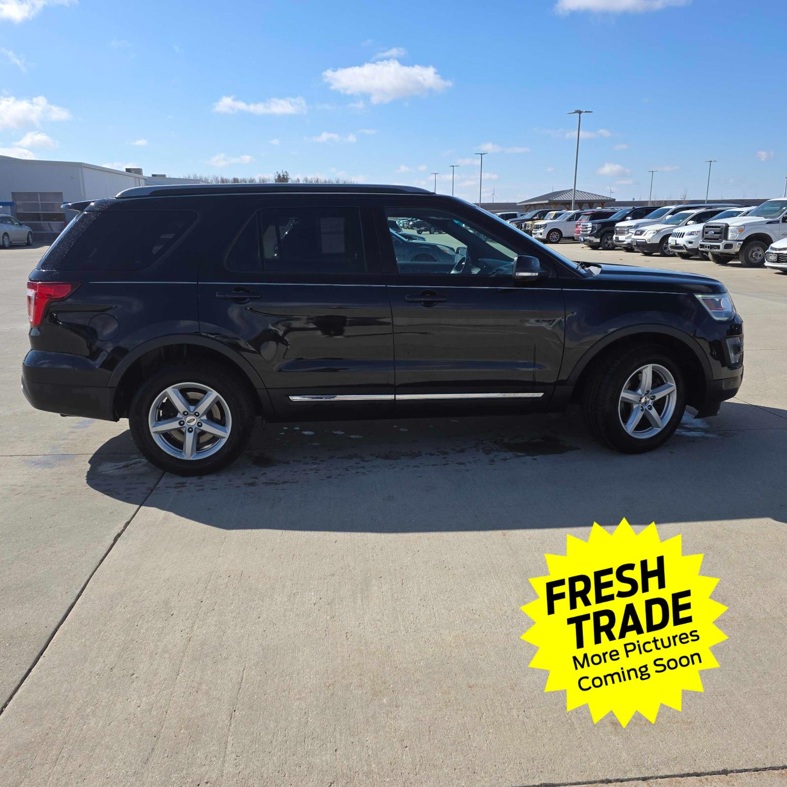 Used 2017 White Platinum Metallic Tri-Coat Ford XLT image 2